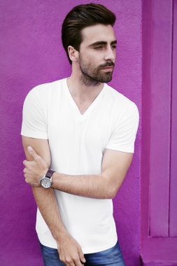 Düşünceli genç adam.