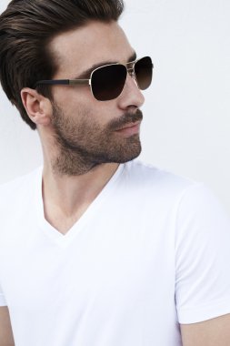 Güneş gözlüklü genç adam.