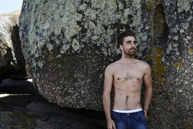 Yarı giyinmiş genç adam