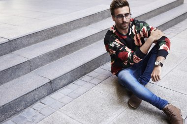 Genç hipster oturan