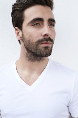 genç adam anız ile