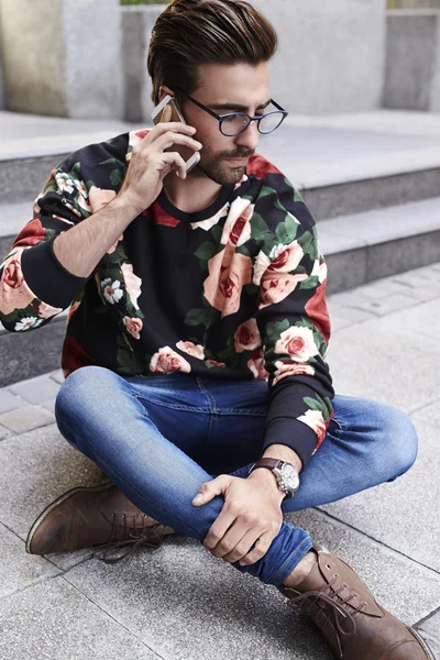 전화를 복용 하는 젊은 남자 — 스톡 사진