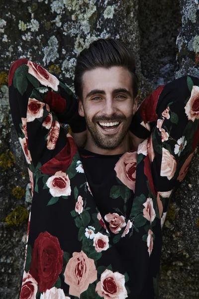 Jonge man in floral trui — Stockfoto