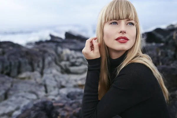 Urzekający blond kobieta — Zdjęcie stockowe