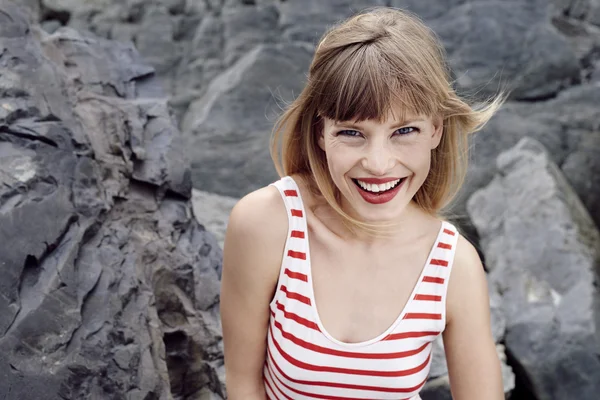 Jovem mulher em maiô sorrindo — Fotografia de Stock