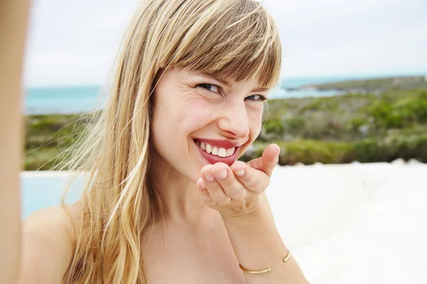 Woman giggling into hand — Stock Photo, Image