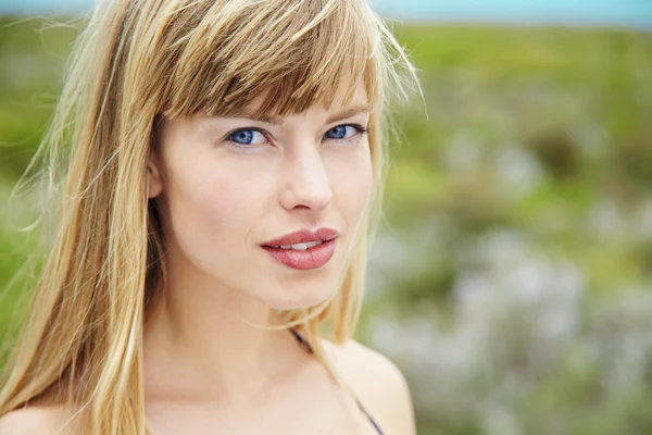 Blue eyed blonde vrouw — Stockfoto