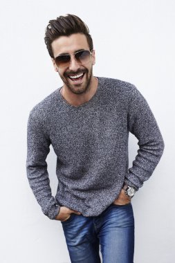 Gölgeler serin genç adam