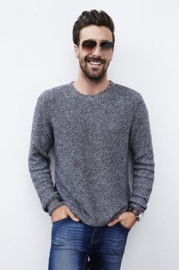 genç adam tonlarında gülümseyen