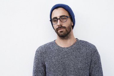 genç adam giyiyor şapka