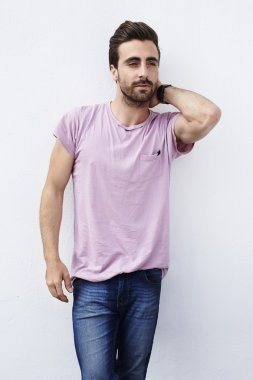 Yakışıklı genç adam.