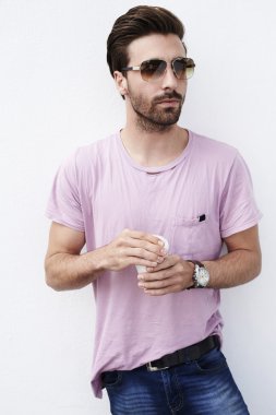 Güneş gözlüğü takan genç adam.