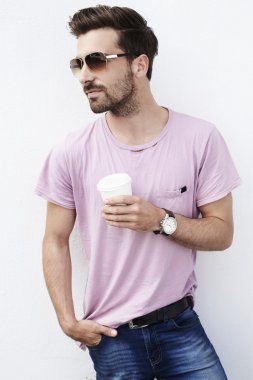 Uzağa arıyorsunuz serin genç adam