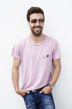 gülümseyen genç adam