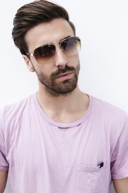 moda hombre saltar alto en el aire