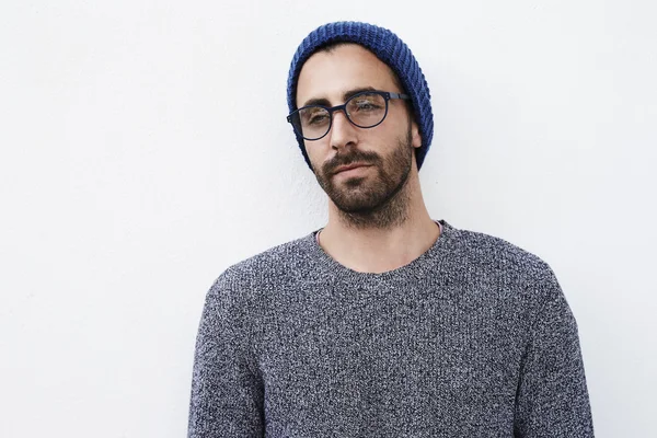 genç adam giyiyor şapka