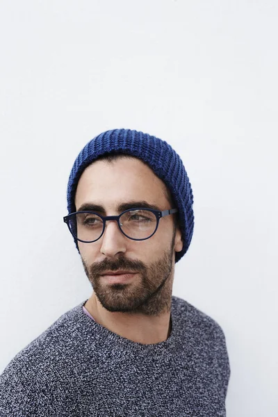 Örgü şapka genç adam