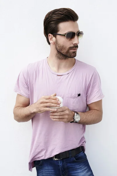 Ung man poserar i rosa t-shirt — Stockfoto