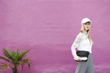 Muhteşem bir kadın beyaz top