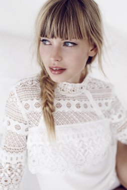 Model giyen çarpıcı genç boho