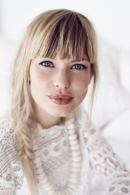 Genç sarışın Bayan