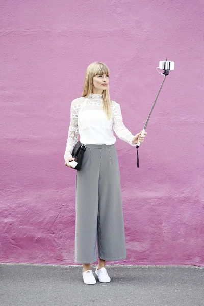 Dame posiert gegen rosa Wand — Stockfoto