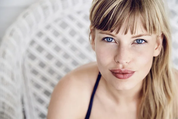 Blue eyed blonde vrouw — Stockfoto