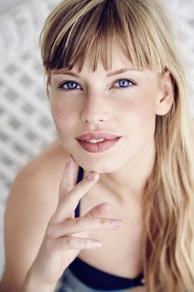 Impressionante azul olhos jovem mulher — Fotografia de Stock