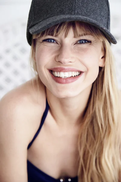 Zubatý úsměv na pěknou mladou ženu — Stock fotografie