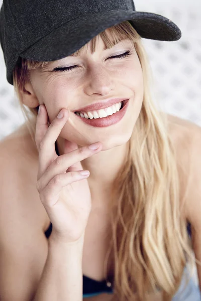 Glada unga blonda kvinnan — Stockfoto