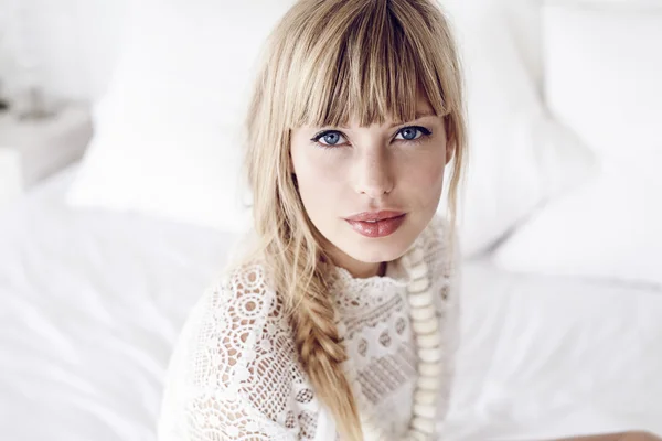 Ung blond kvinna i vitt — Stockfoto