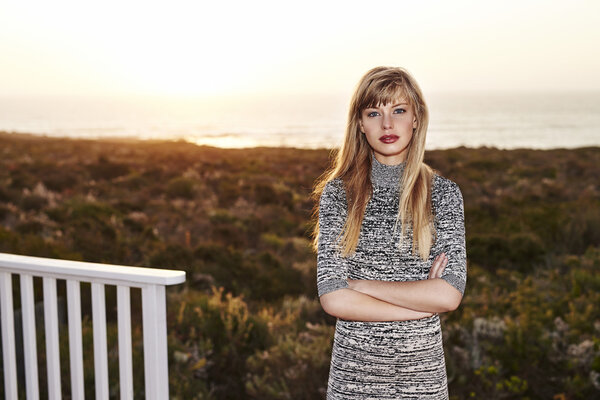 Потрясающая девушка в сером платье
