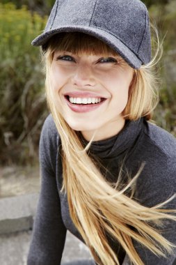 Neşeli genç sarışın model