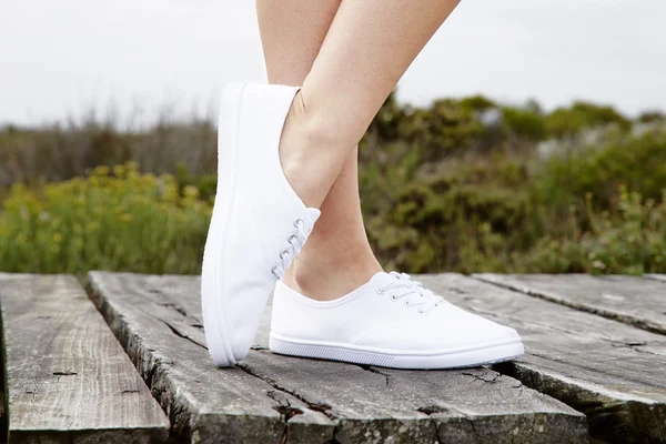 Modell i vita sneakers — Stockfoto