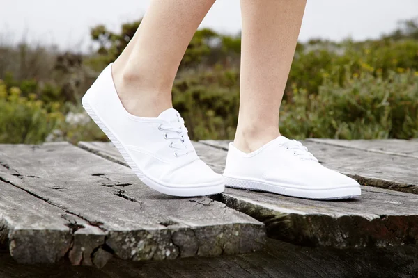 Witte sneakers op model — Stockfoto