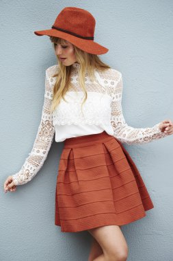 serin şapkasıyla poz kadın