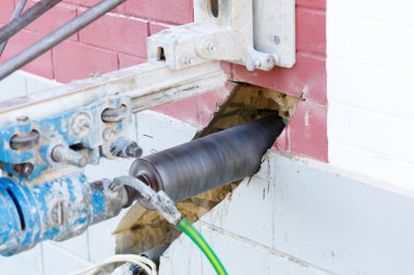 Beton temel sondaj makinesi üzerinde bir bina inşaat alanı.