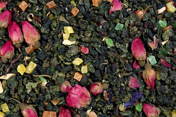 Blandningen växtbaserade blommig frukt te med rosenblad och torra bär. — Stockfoto