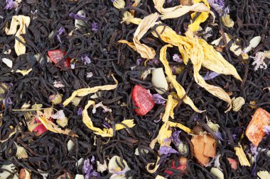 Kuru kuşburnu meyveleri, calendula, ayçiçeği yaprakları ile karışık siyah ve yeşil çay.