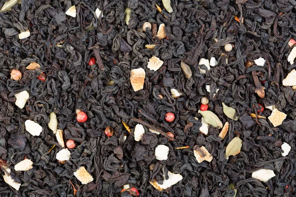 Dekorativ full ram bild av kryddnejlikor, kardemumma, kanel, ingefära och svart te. — Stockfoto