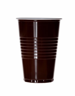 Kahverengi boş plastik bardak beyaza izole edilmiş..