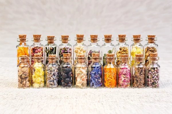 Gyógyító fűszernövények, üvegek, makró fotó. — Stock Fotó