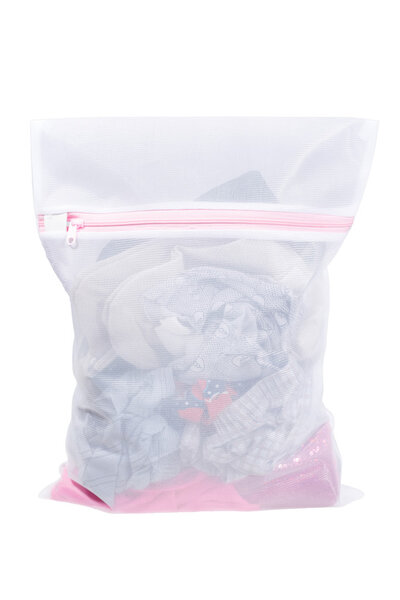 Нижнее белье в сумке для стирки.