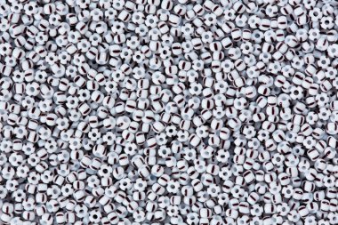 Siyah bir çizgi ile beyaz boncuk.