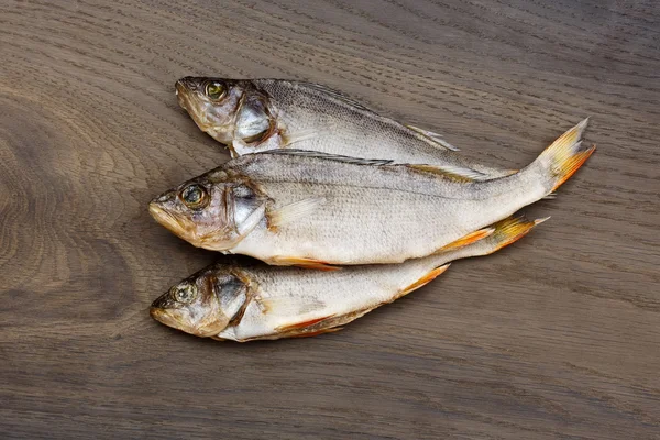 Arroccato su uno sfondo di legno. Pesce del fiume da vicino . — Foto Stock