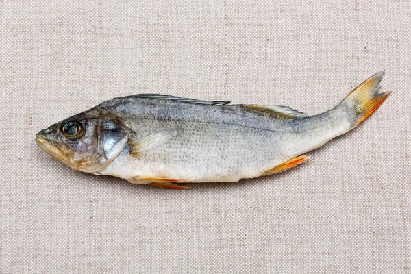 Αποξηραμένα ψάρια σε λινάτσα wintage. — Φωτογραφία Αρχείου