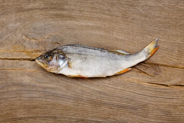 Pesce essiccato sul tavolo. Pesce di fiume secco e salato su impres di legno — Foto Stock