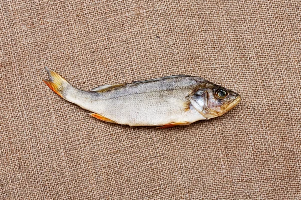 Torkad fisk på säckväv närbild. — Stockfoto