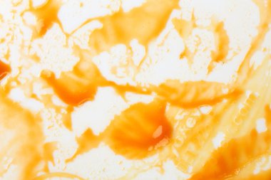 Beyaz zemin üzerine karamel sos izole kapatmak.