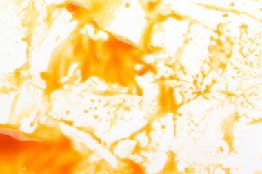 Esmer şeker şurubu damlaları.